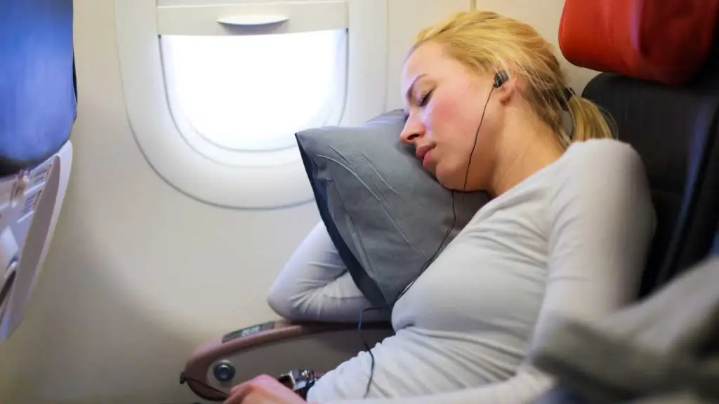 how-to-sleep-on-a-plane-7fi